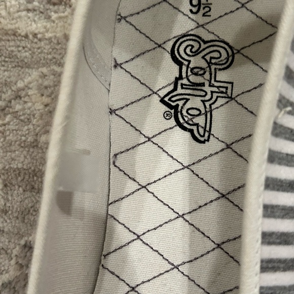 Soho Women’s Sz 9.5 Casual Ballet Flat Shoe Comfort Gray Stripe Slip On Low Top - Picture 7 of 7